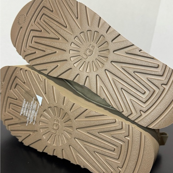 Women’s UGG classic ultra mini platform boot - Picture 5 of 5